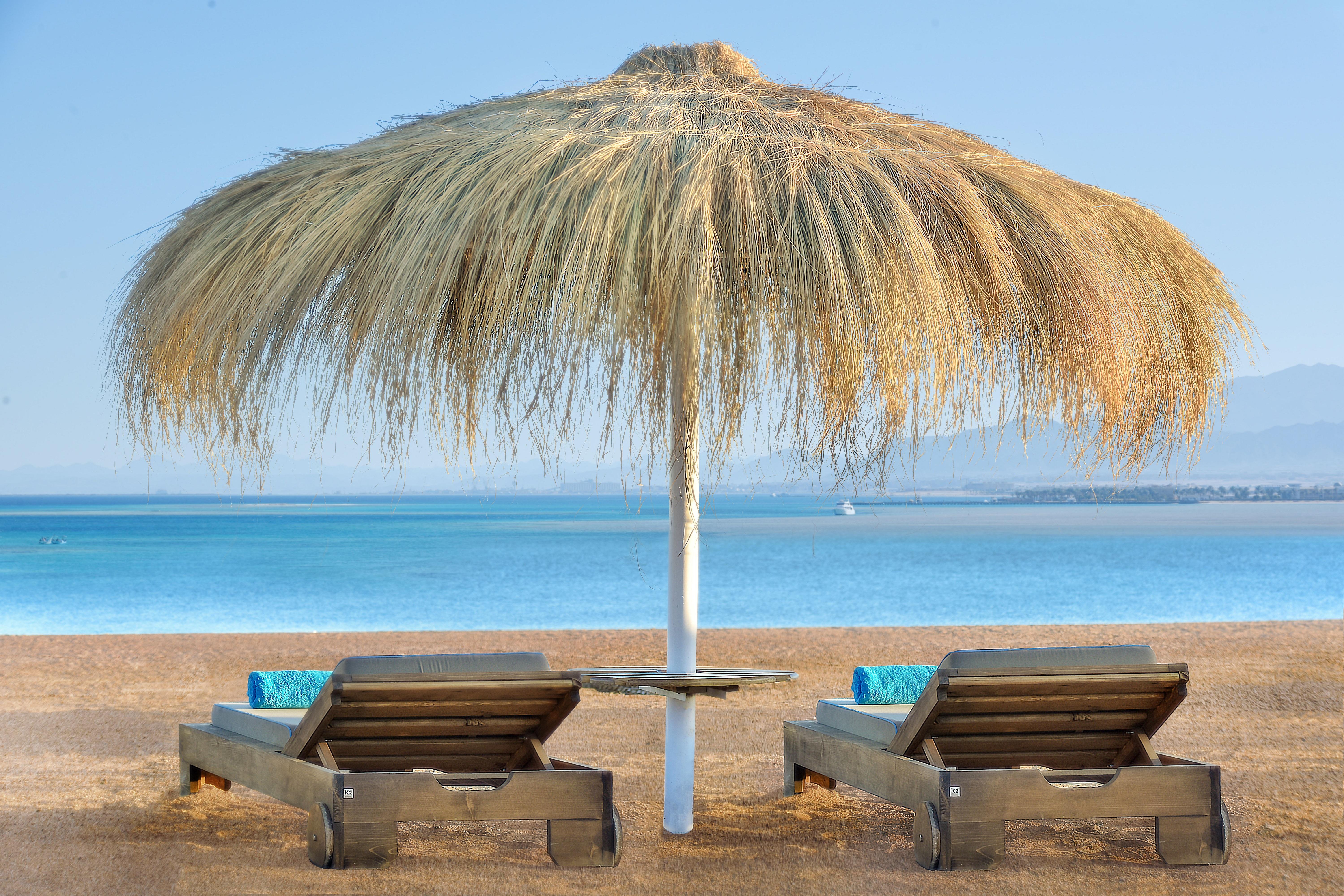 Steigenberger Resort Ras Soma Hurghada Exteriör bild A beach umbrella